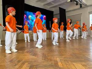 Сегодня в стенах БОУ ОО "Созвездие Орла" состоялось особенное мероприятие, наполненное теплом и заботой. Наш коллектив решил порадовать прекрасных дам настоящим музыкальным праздником!