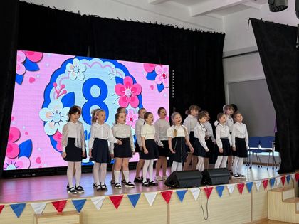 Сегодня в стенах БОУ ОО "Созвездие Орла" состоялось особенное мероприятие, наполненное теплом и заботой. Наш коллектив решил порадовать прекрасных дам настоящим музыкальным праздником!