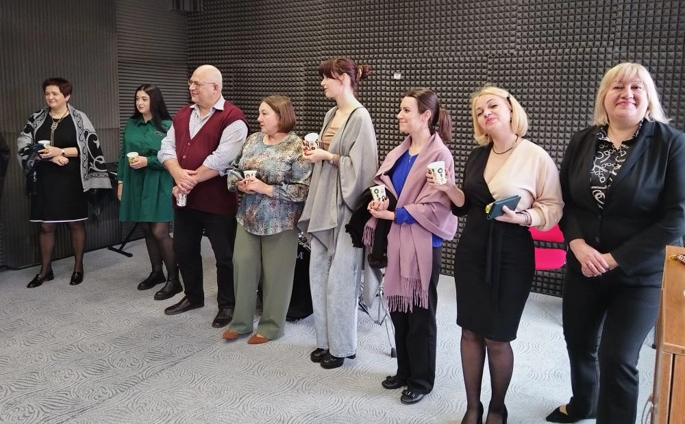 30 декабря 2025 года в БОУ ОО «Созвездие Орла» среди сотрудников прошло праздничное новогоднее путешествие по станциям, с выполнением интерактивных заданий