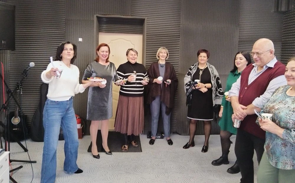 30 декабря 2025 года в БОУ ОО «Созвездие Орла» среди сотрудников прошло праздничное новогоднее путешествие по станциям, с выполнением интерактивных заданий