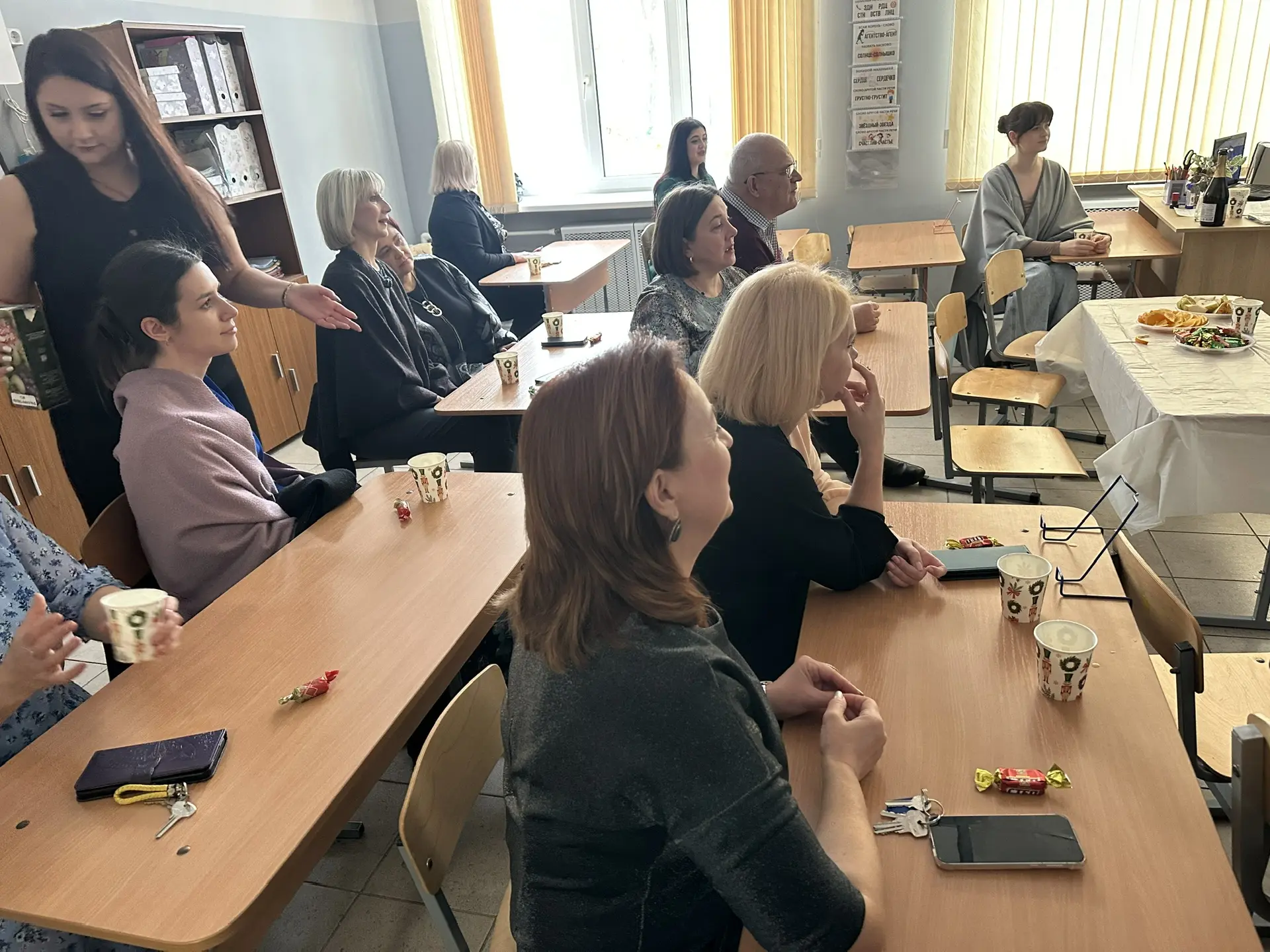 30 декабря 2025 года в БОУ ОО «Созвездие Орла» среди сотрудников прошло праздничное новогоднее путешествие по станциям, с выполнением интерактивных заданий