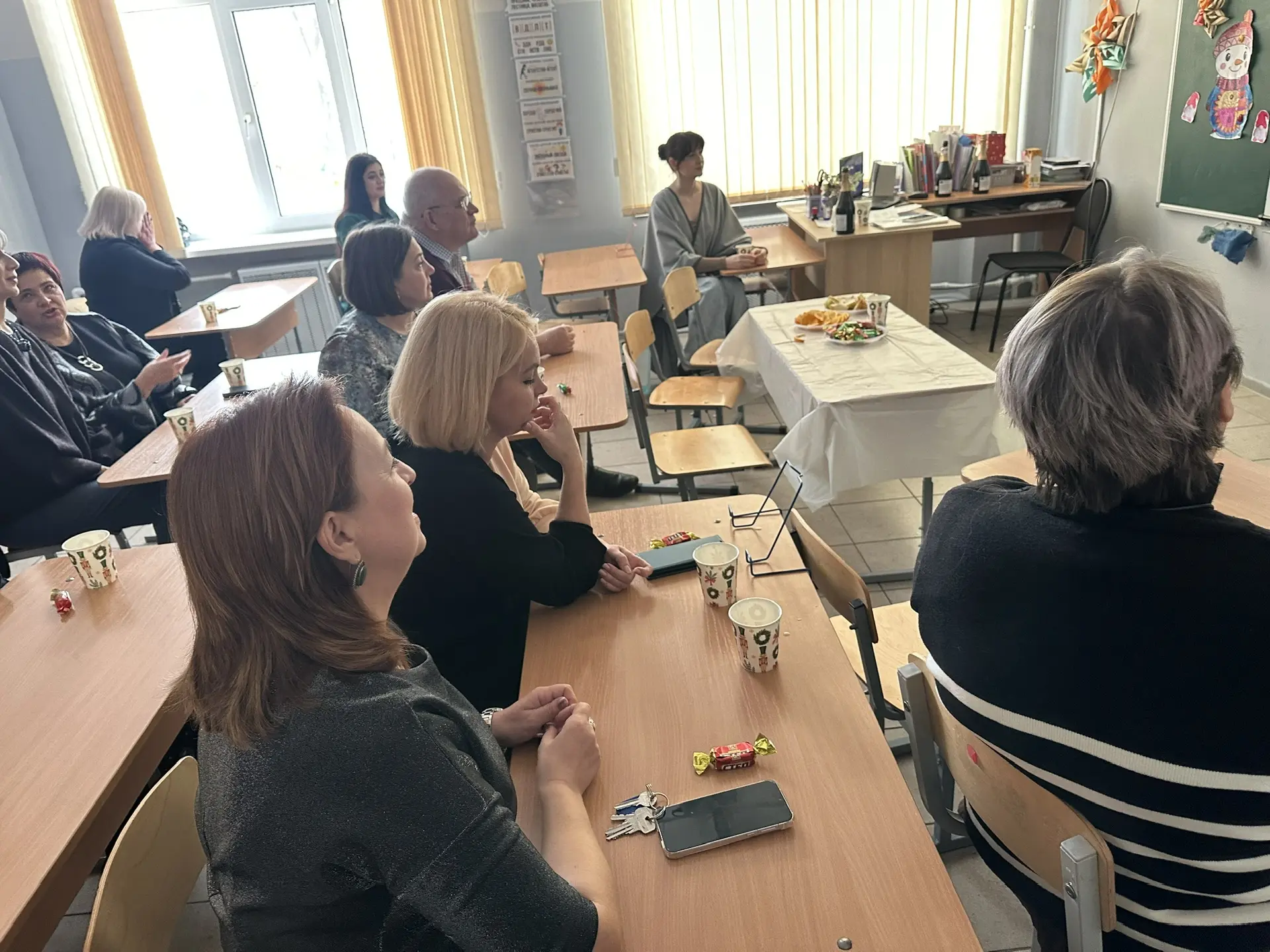 30 декабря 2025 года в БОУ ОО «Созвездие Орла» среди сотрудников прошло праздничное новогоднее путешествие по станциям, с выполнением интерактивных заданий