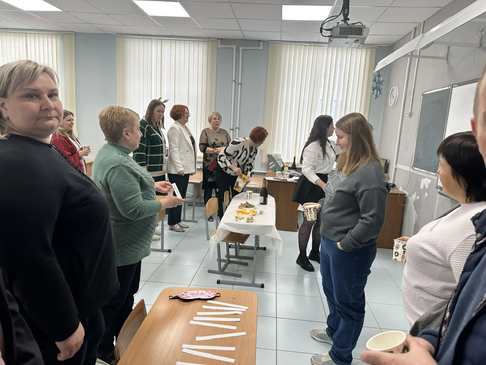 30 декабря 2025 года в БОУ ОО «Созвездие Орла» среди сотрудников прошло праздничное новогоднее путешествие по станциям, с выполнением интерактивных заданий