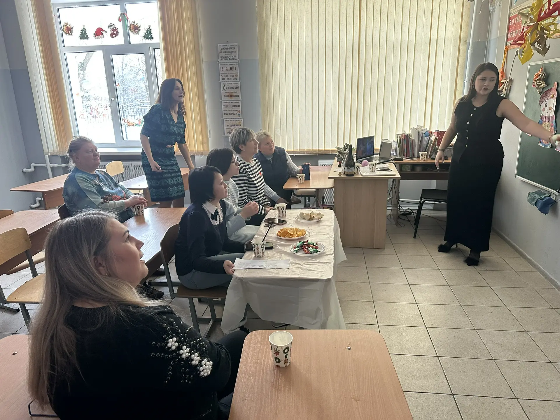 30 декабря 2025 года в БОУ ОО «Созвездие Орла» среди сотрудников прошло праздничное новогоднее путешествие по станциям, с выполнением интерактивных заданий