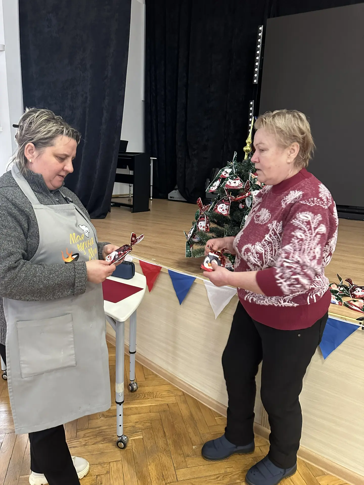 30 декабря 2025 года в БОУ ОО «Созвездие Орла» среди сотрудников прошло праздничное новогоднее путешествие по станциям, с выполнением интерактивных заданий